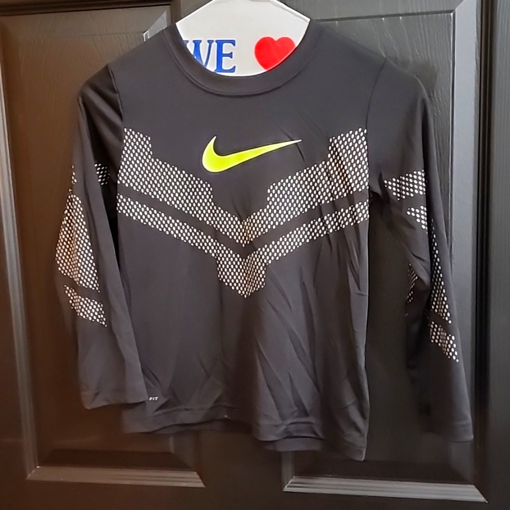 Nike Boys 6-7 Size Long Sleeve Tops, Shirts & T-Shirts for Boys.
